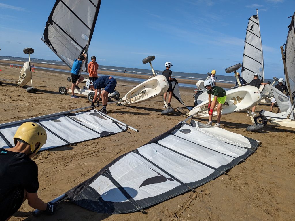Mise en place de la voile - char à voile - stage vacances été 2023