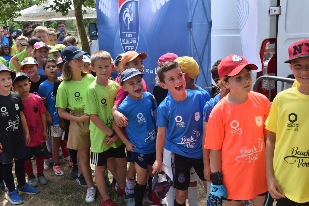 enfants heureux - football passion - beach vert 2023